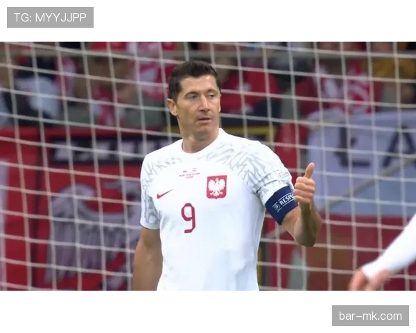 莱万每天五点起床练射门，老婆说他连做梦都在喊“传球！”